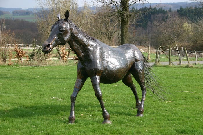 Pferd aus Metall Gartenobjekt Fohlen Maridadi Art maridadi art