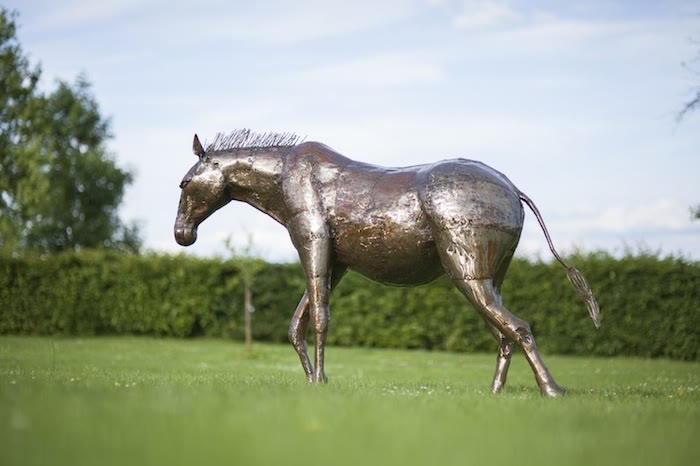 Pferd aus Metall maridadi art